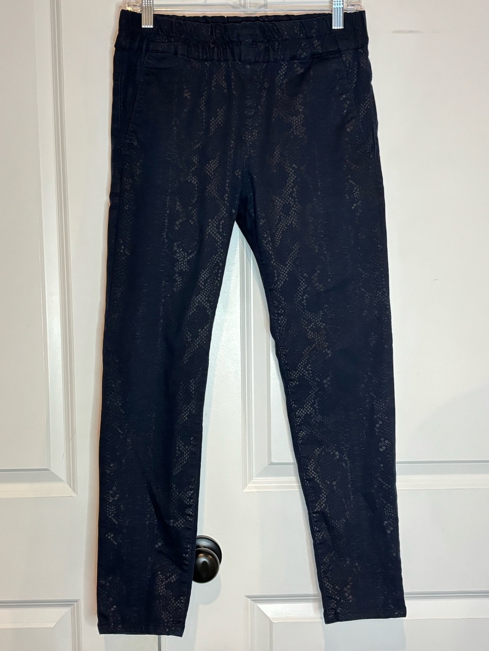 Bevy Flog Shelby Navy Blue Snake Skin Pull On Skinny Pants 28